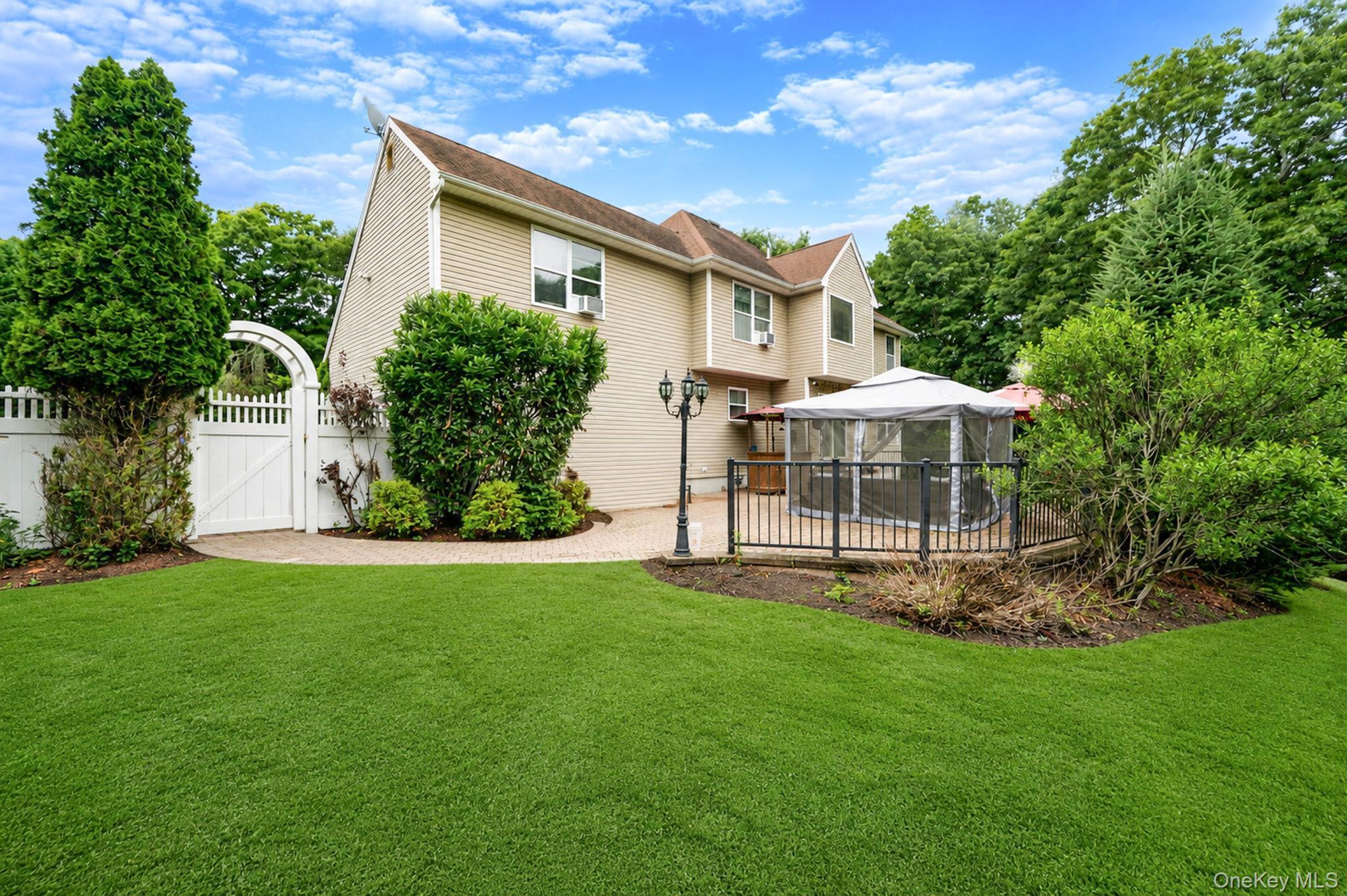 Single Family Holmes Avenue  Suffolk County, NY 11941, MLS-1019160-34