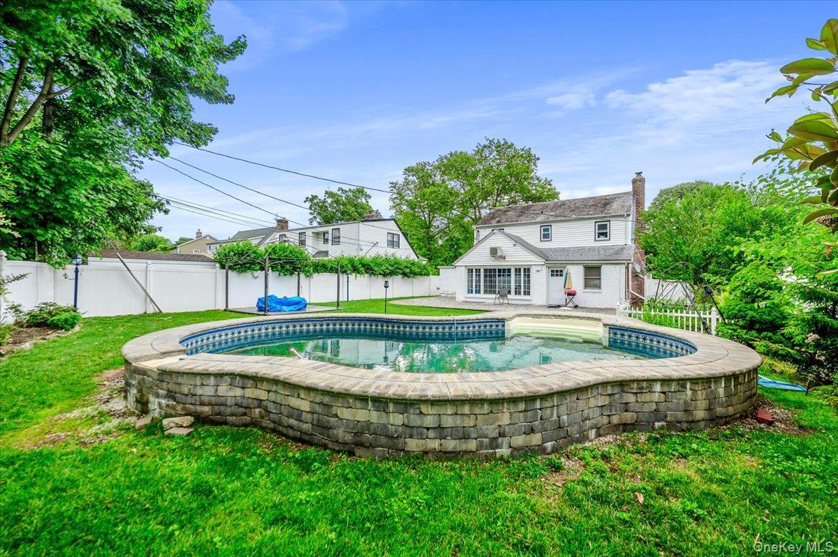 Single Family Maryland Avenue Nassau County, NY 11520, MLS-1019516-25