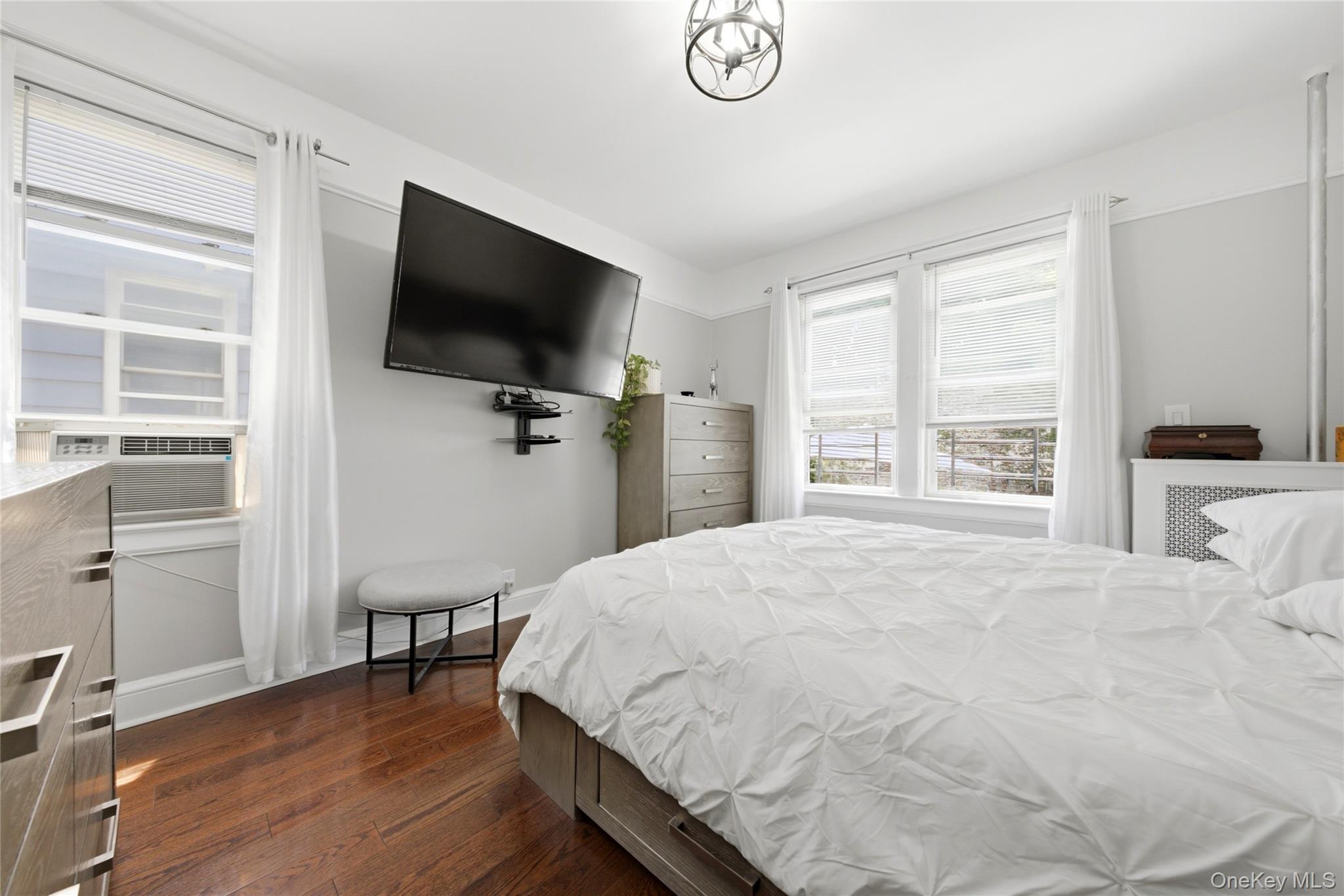Single Family Monticello Avenue Bronx, NY 10466, MLS-1019789-16