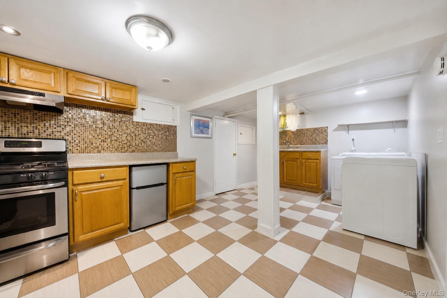 Single Family Monticello Avenue Bronx, NY 10466, MLS-1019789-27