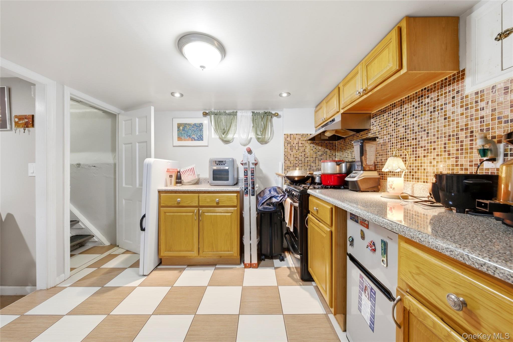 Single Family Monticello Avenue Bronx, NY 10466, MLS-1019789-28