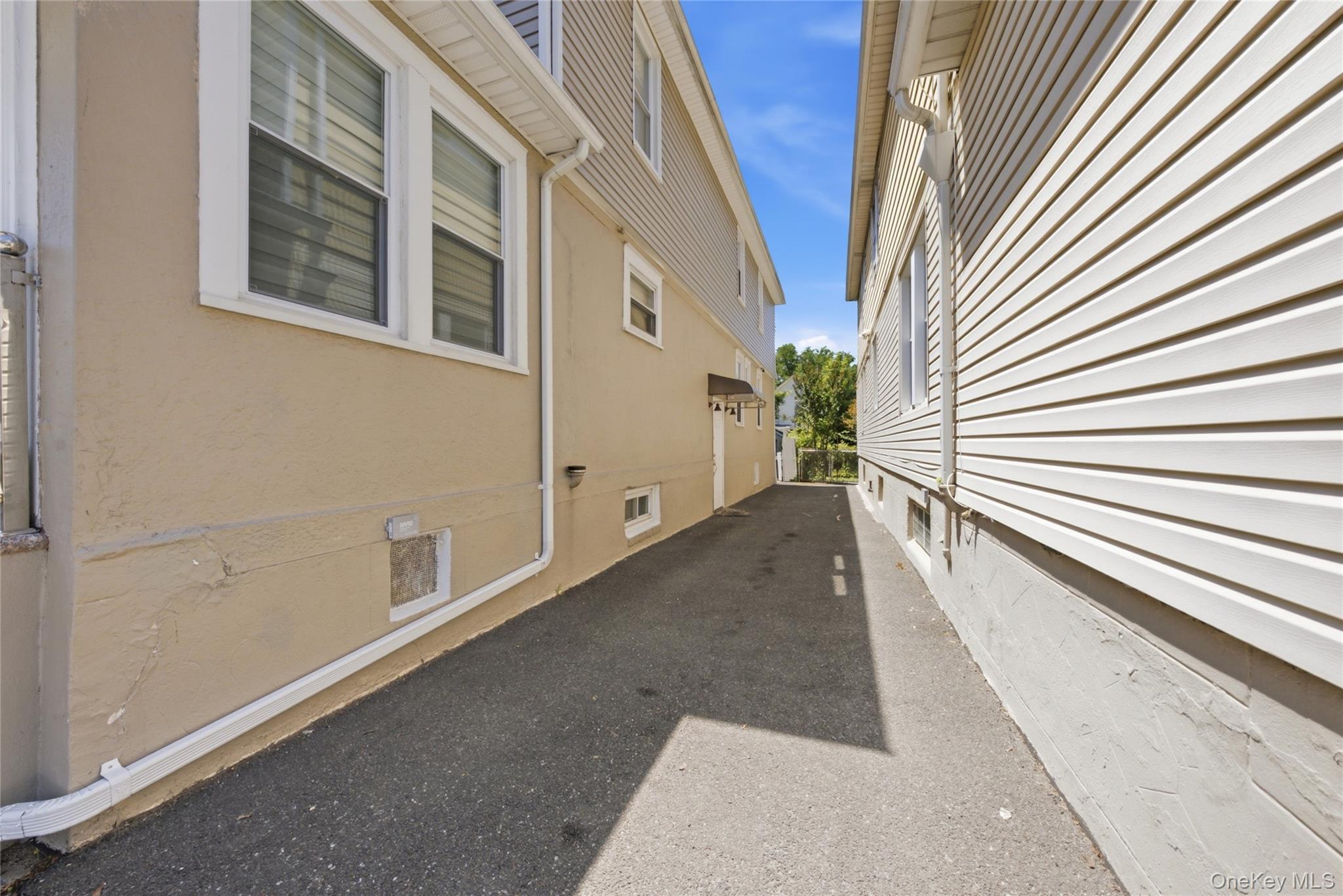 Single Family Monticello Avenue Bronx, NY 10466, MLS-1019789-4