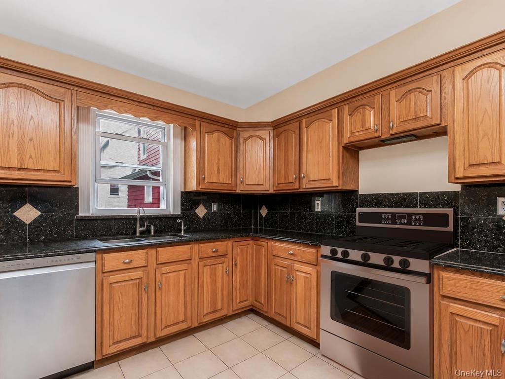 Single Family Rombouts Avenue Bronx, NY 10466, MLS-1019809-11