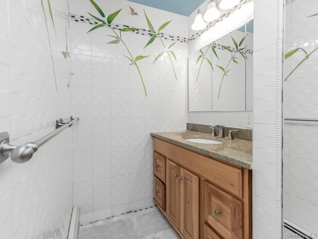 Single Family Rombouts Avenue Bronx, NY 10466, MLS-1019809-16