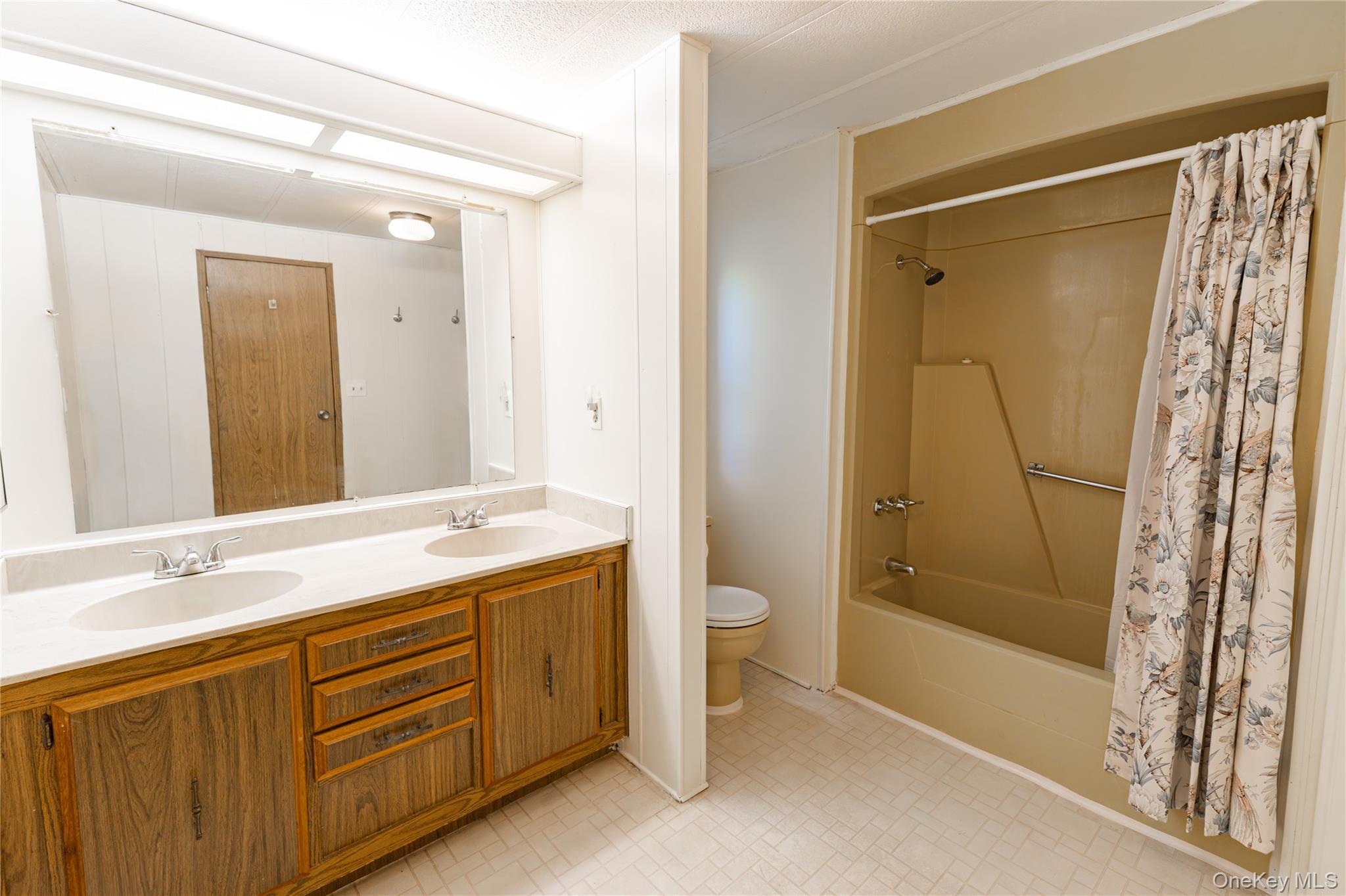 Single Family Riverleigh Avenue  Suffolk County, NY 11901, MLS-1019861-17