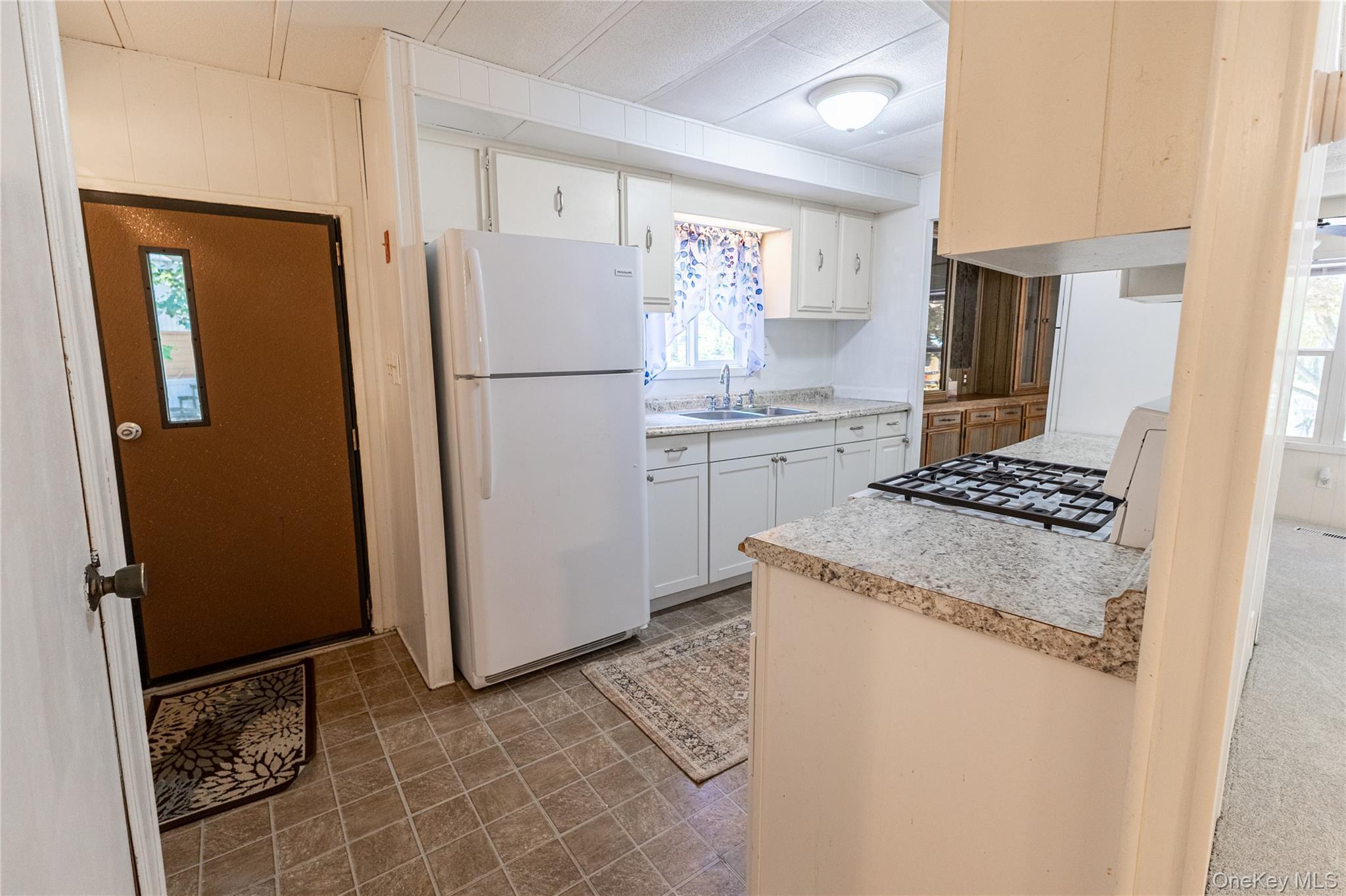 Single Family Riverleigh Avenue  Suffolk County, NY 11901, MLS-1019861-6