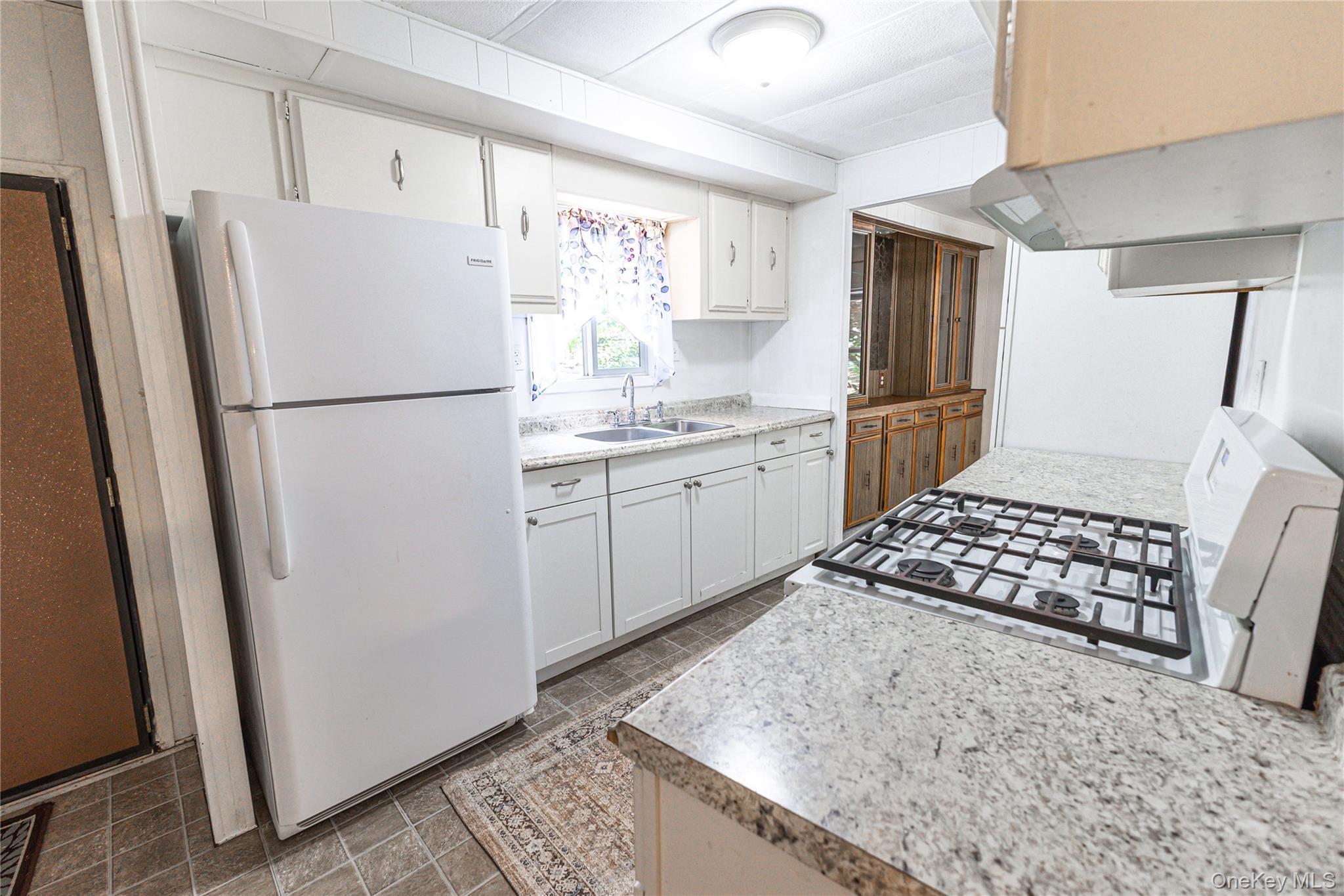 Single Family Riverleigh Avenue  Suffolk County, NY 11901, MLS-1019861-8