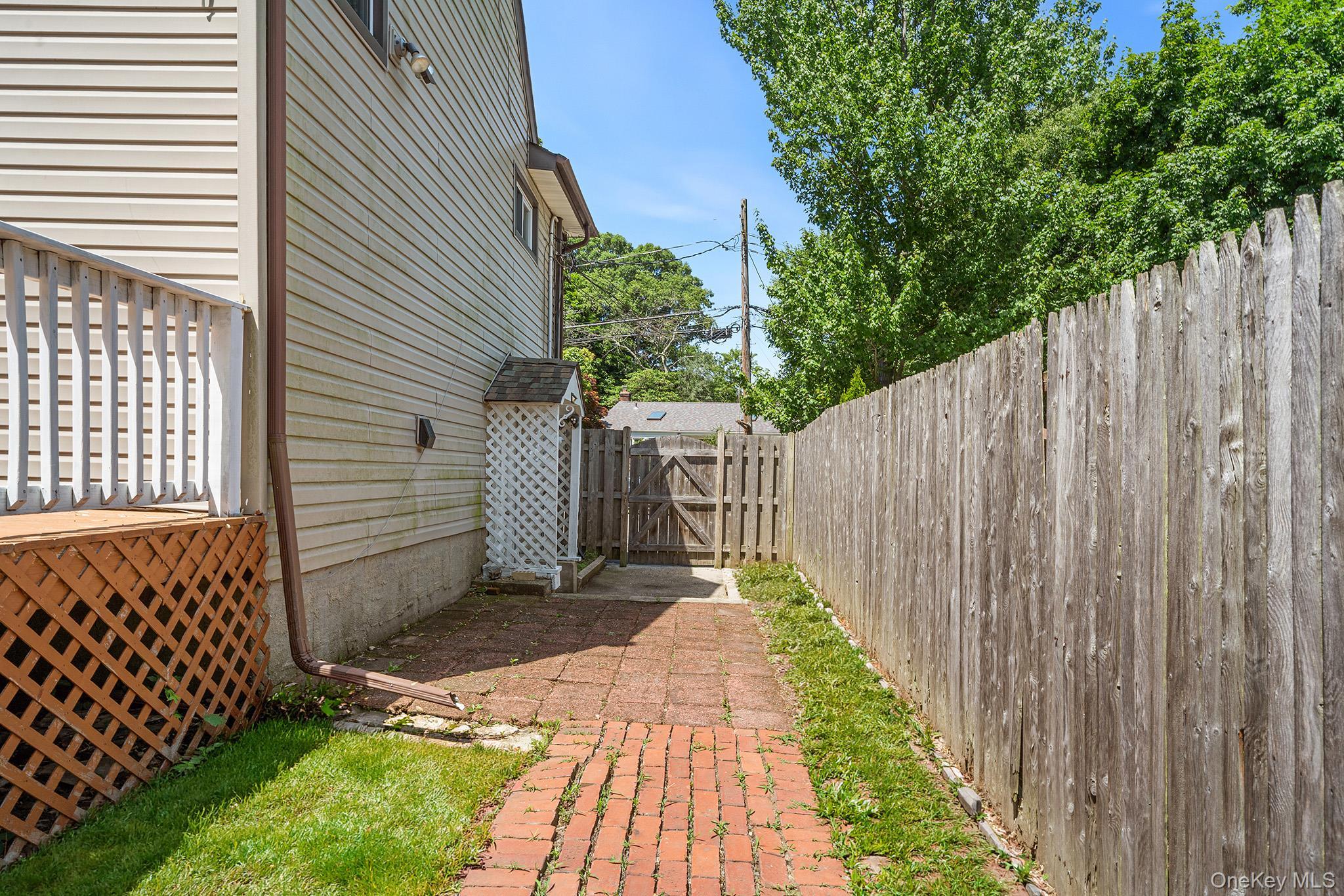 Single Family Sibley Place  Suffolk County, NY 11746, MLS-1020226-30