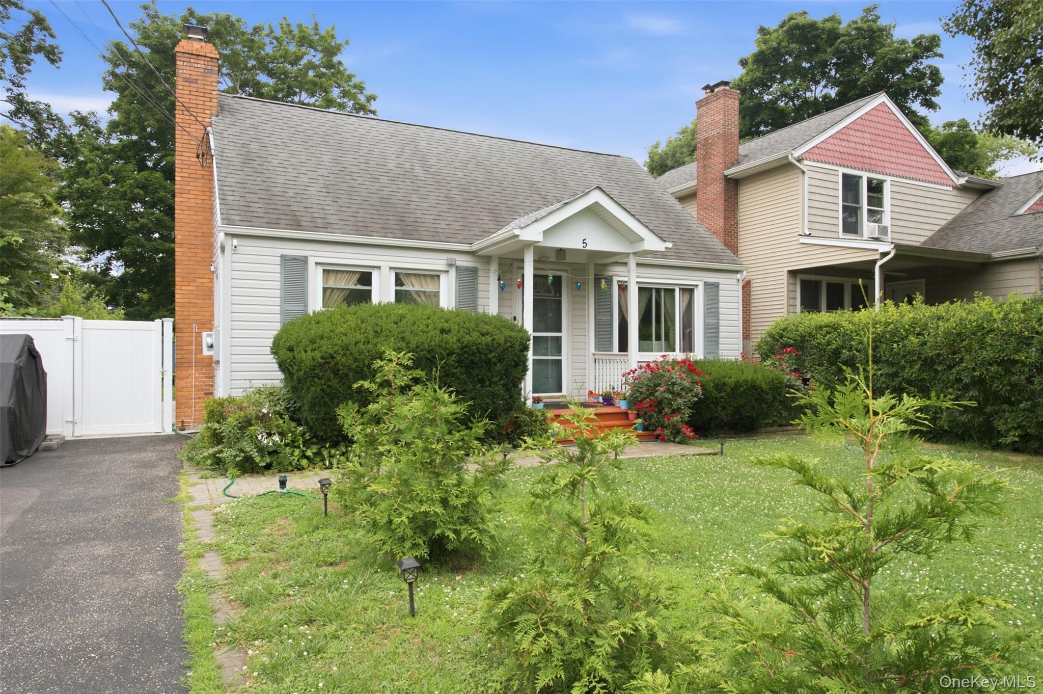 Single Family Putnam Place  Suffolk County, NY 11746, MLS-1020516-5