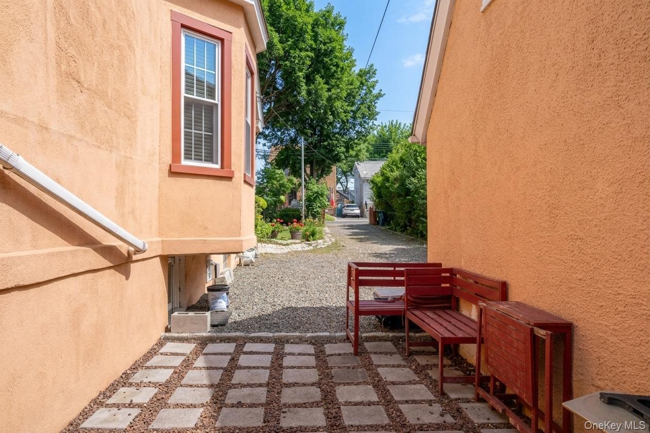Single Family Minnieford Avenue Bronx, NY 10464, MLS-1020571-27