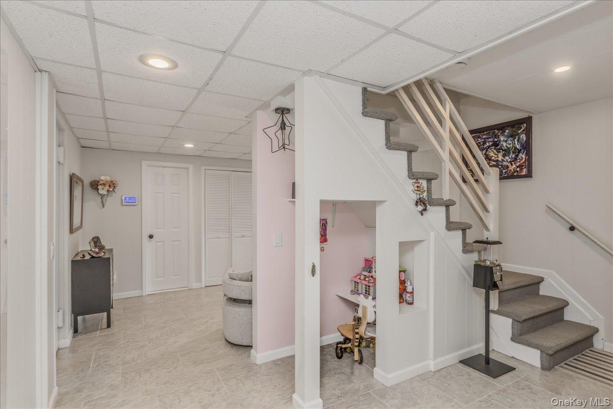 Single Family Circle Drive Suffolk County, NY 11702, MLS-1020694-32
