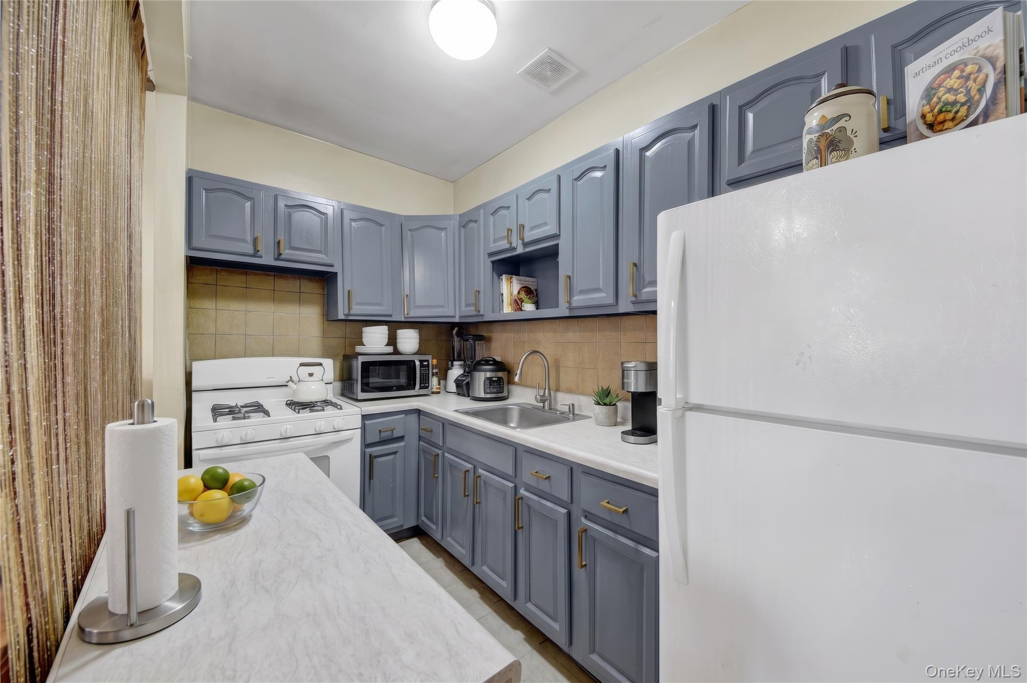 Single Family E 181 Street Bronx, NY 10457, MLS-1021165-20