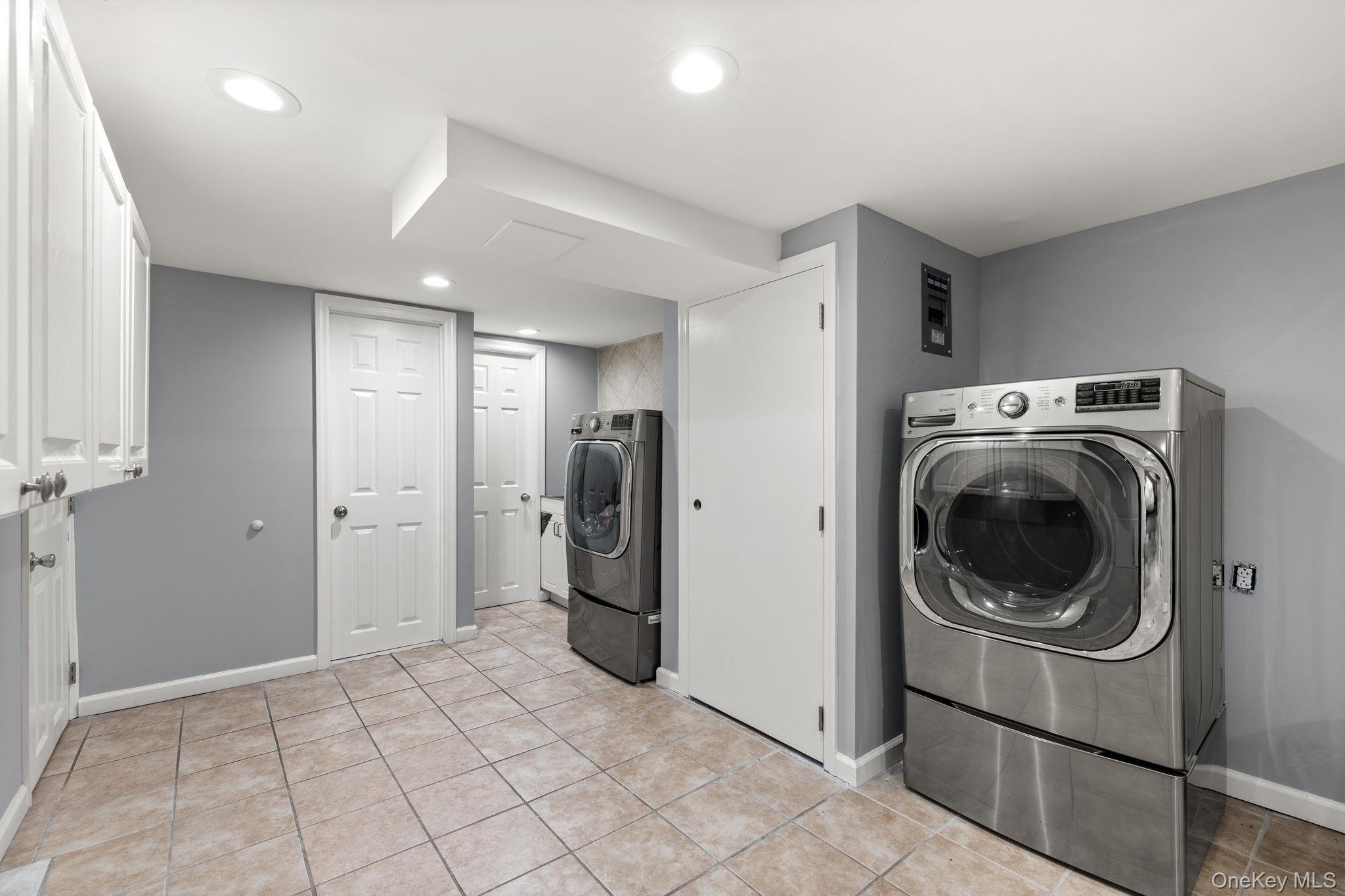 Single Family Riverside Drive Nassau County, NY 11793, MLS-1021229-23