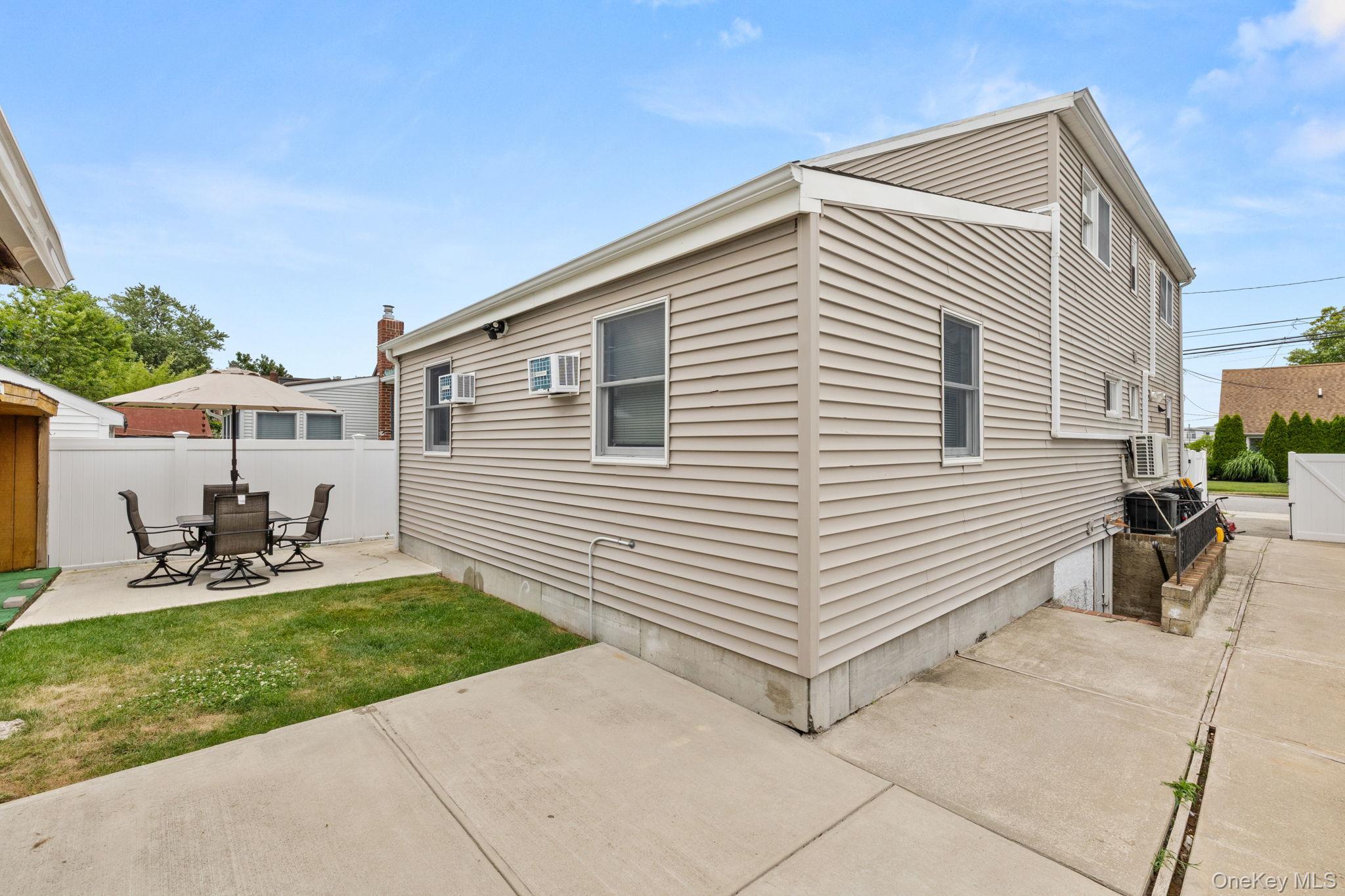 Single Family Riverside Drive  Nassau County, NY 11793, MLS-1021229-30