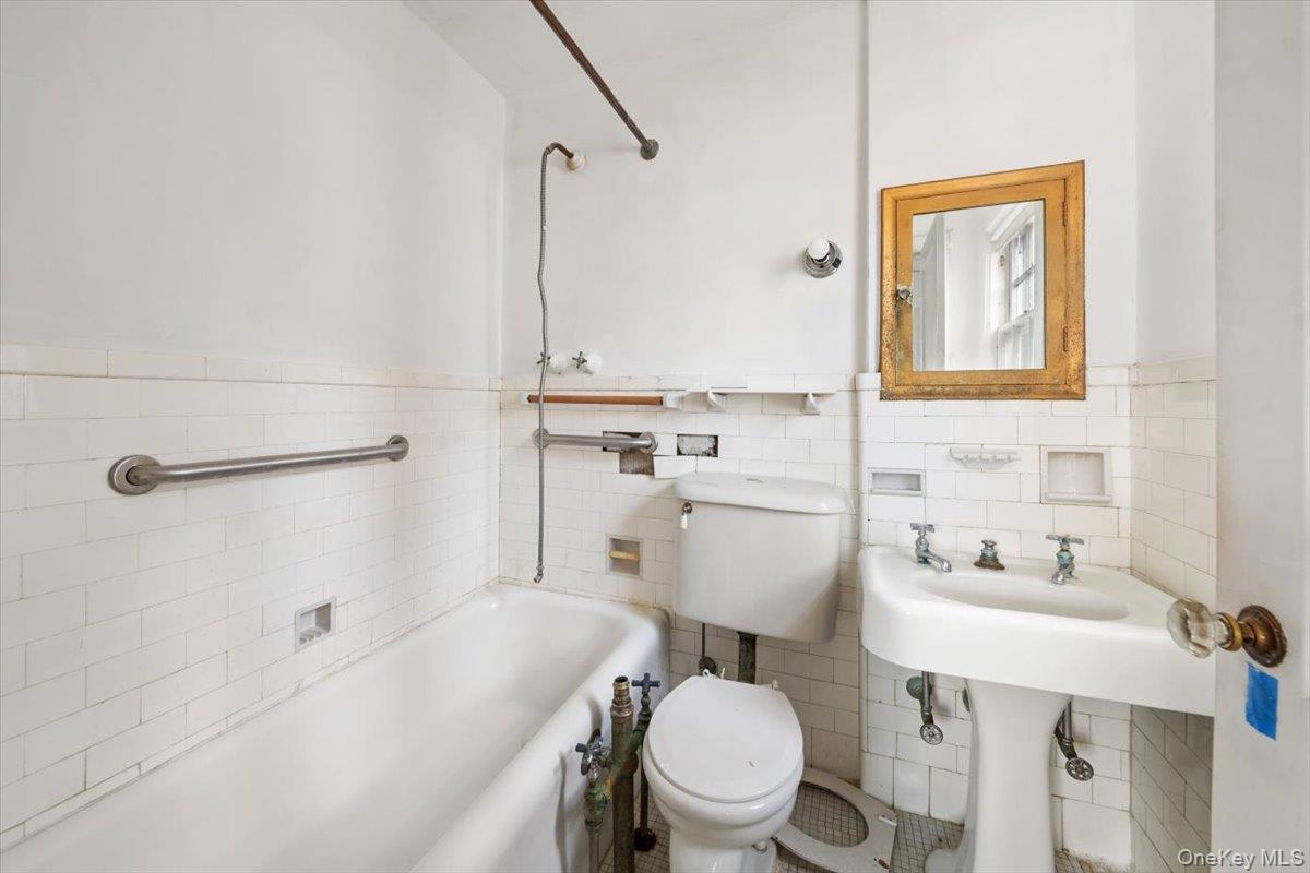 Single Family W 263rd Street Bronx, NY 10471, MLS-1021304-16