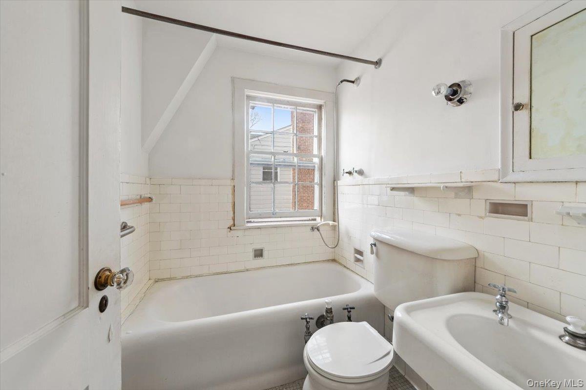 Single Family W 263rd Street Bronx, NY 10471, MLS-1021304-17