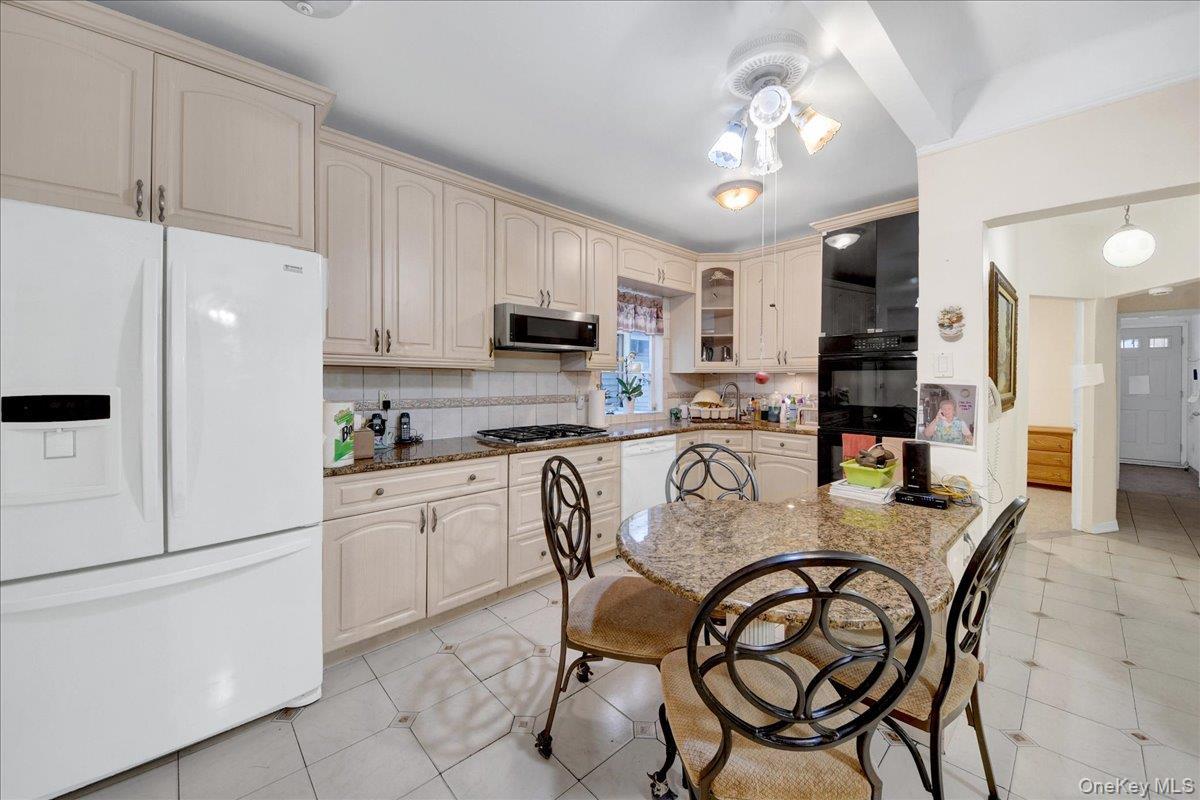 Single Family Rawlins Avenue  Bronx, NY 10465, MLS-1021489-4