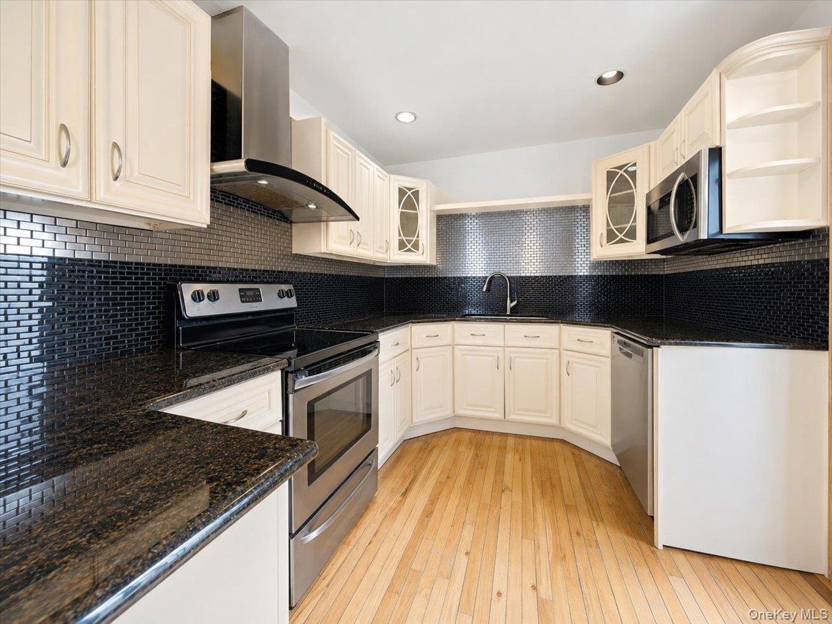 Single Family E Riviera Drive  Suffolk County, NY 11757, MLS-1021495-6