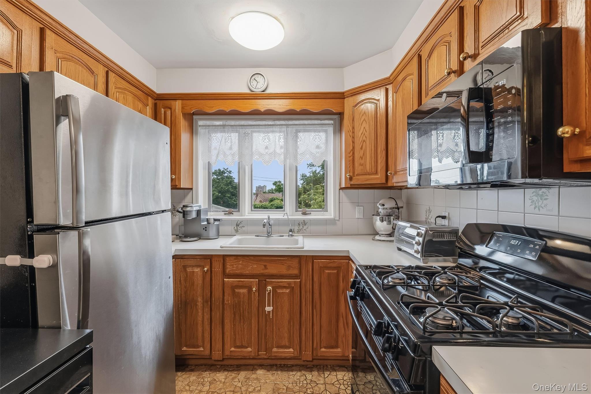 Single Family Westervelt Avenue Bronx, NY 10469, MLS-1021810-18