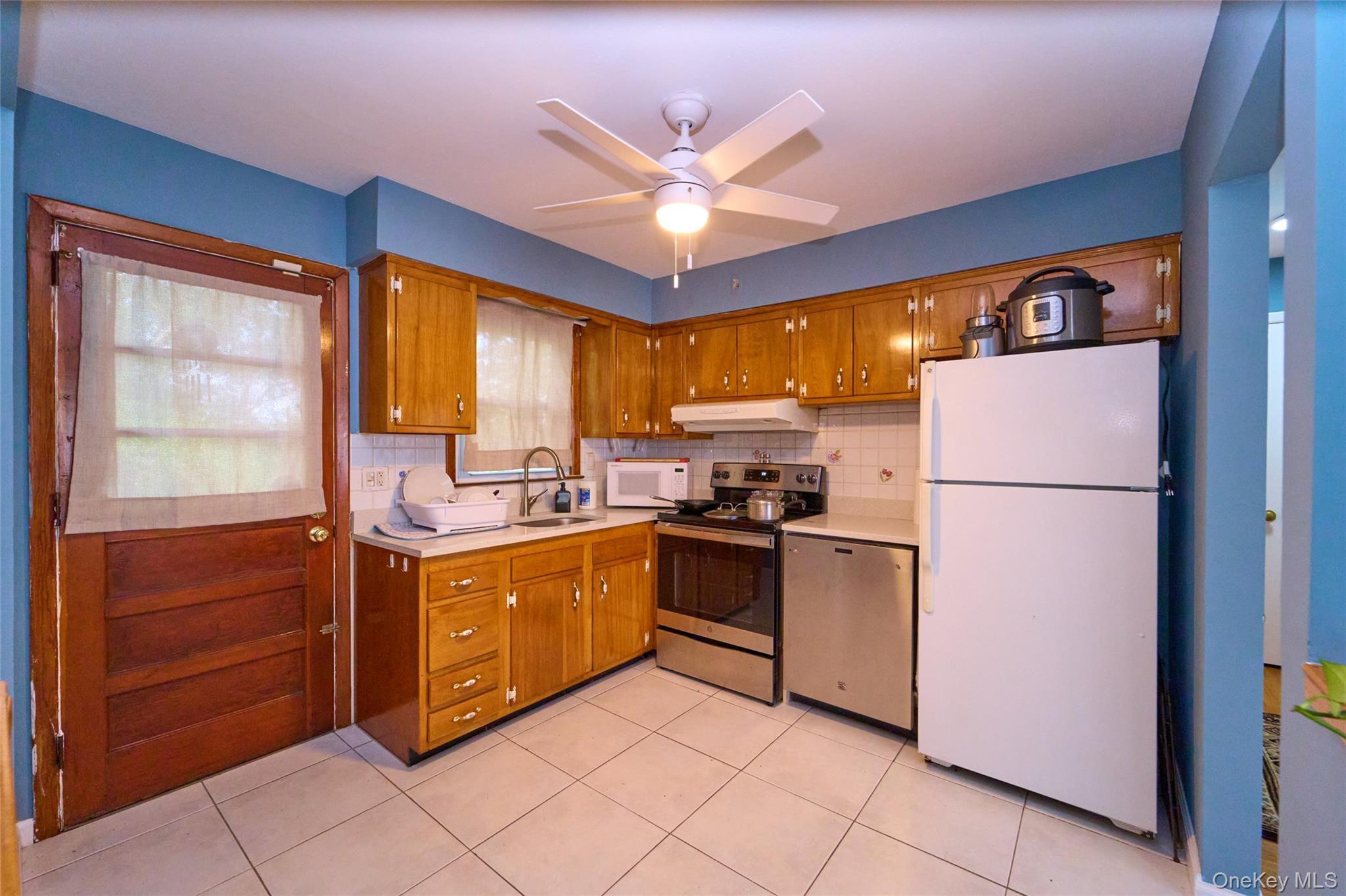 Single Family Goeller Avenue Suffolk County, NY 11746, MLS-1021843-4