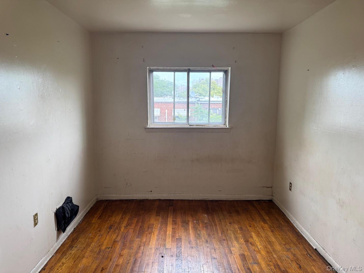 Single Family Wickham Avenue Bronx, NY 10469, MLS-1022114-12