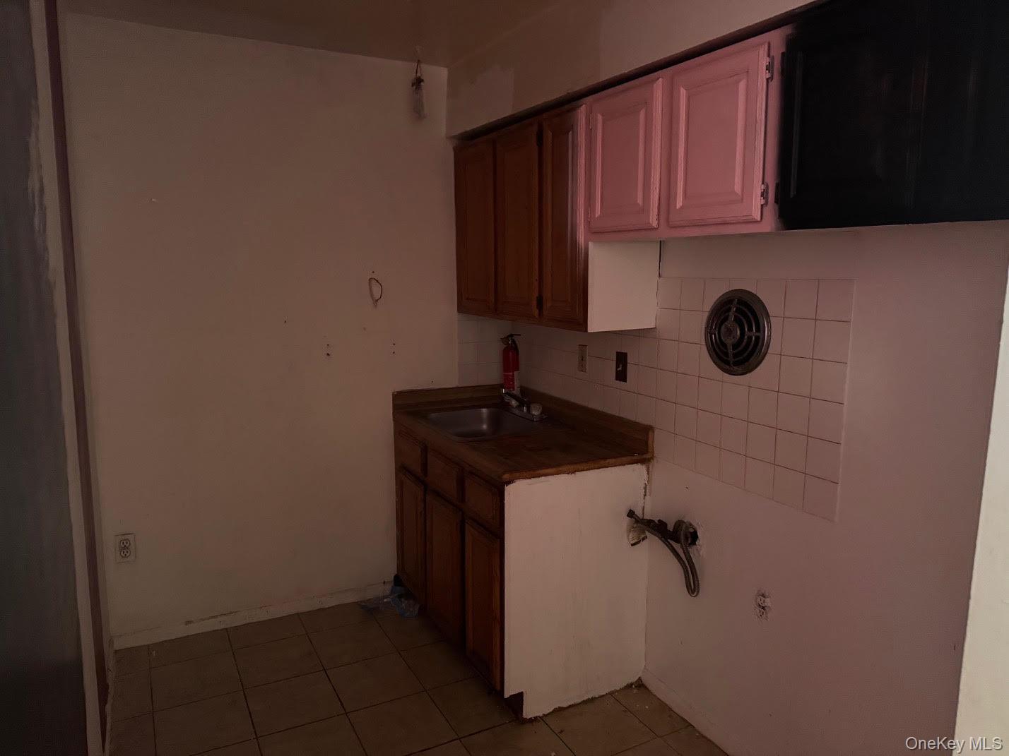 Single Family Wickham Avenue Bronx, NY 10469, MLS-1022114-4