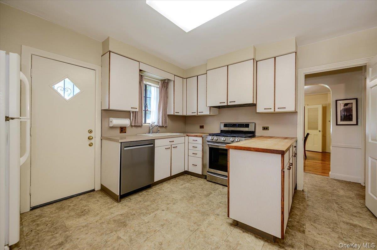 Single Family Rhinelander Avenue  Bronx, NY 10461, MLS-1022280-12