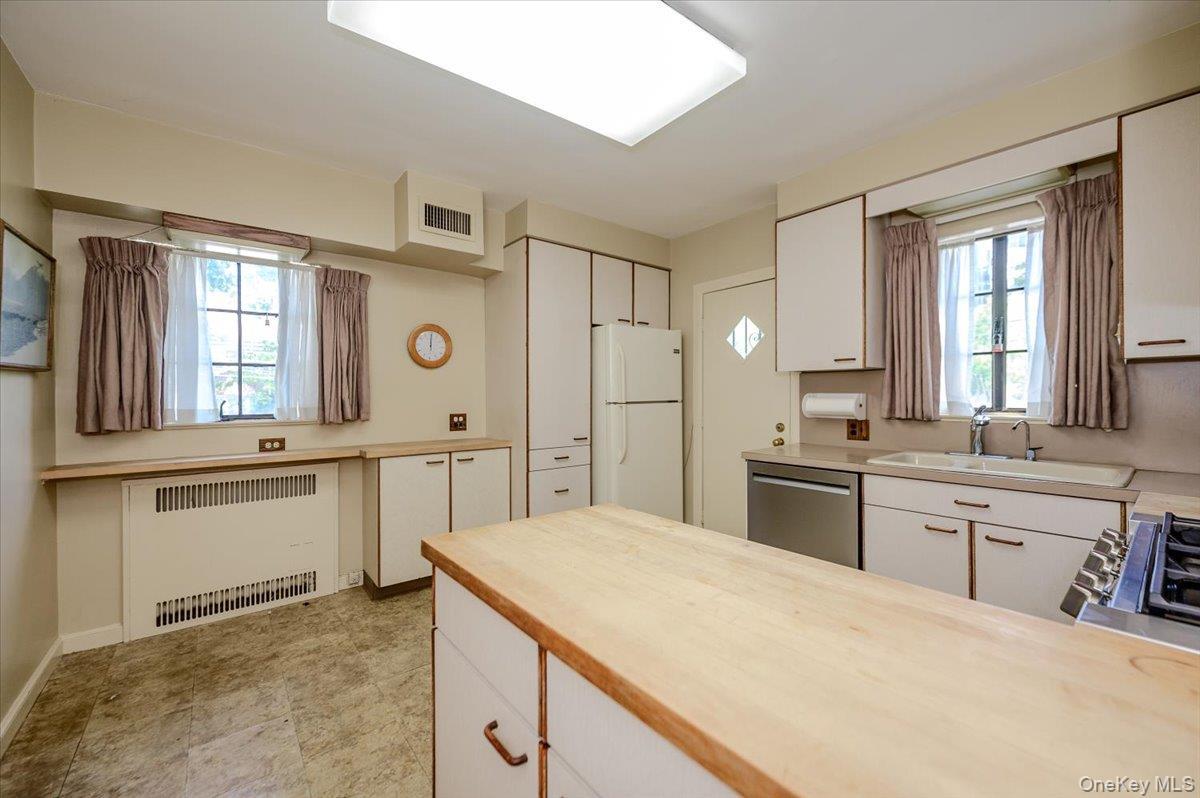 Single Family Rhinelander Avenue  Bronx, NY 10461, MLS-1022280-13