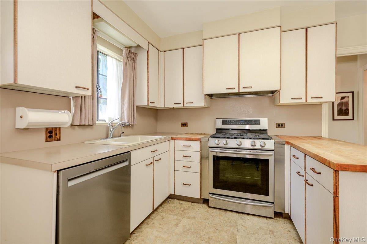 Single Family Rhinelander Avenue  Bronx, NY 10461, MLS-1022280-14