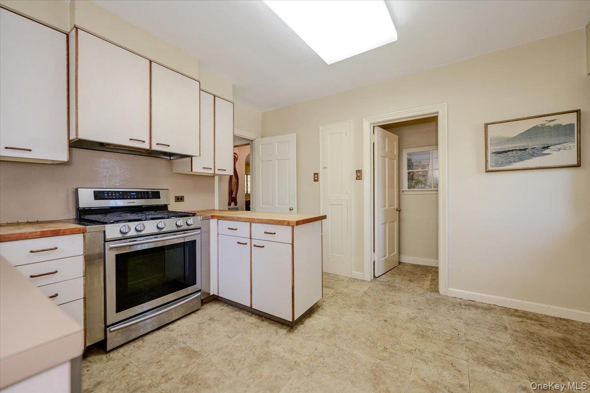 Single Family Rhinelander Avenue  Bronx, NY 10461, MLS-1022280-15