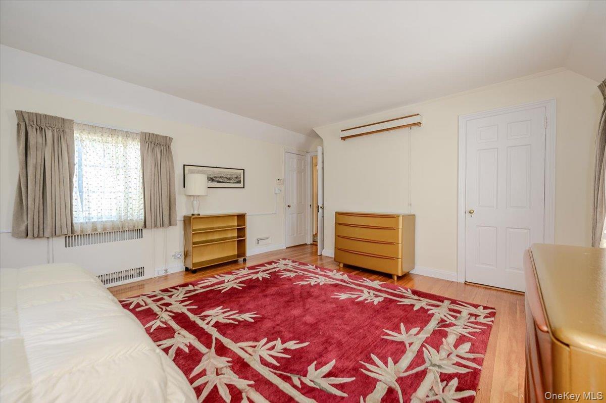 Single Family Rhinelander Avenue  Bronx, NY 10461, MLS-1022280-23