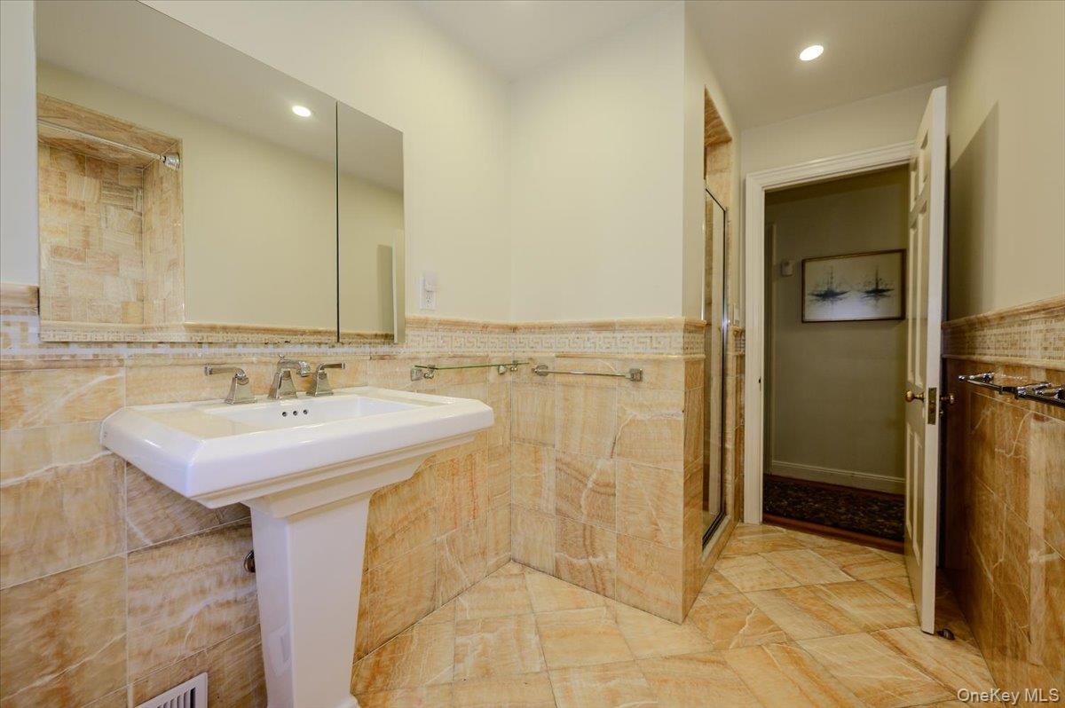 Single Family Rhinelander Avenue  Bronx, NY 10461, MLS-1022280-32
