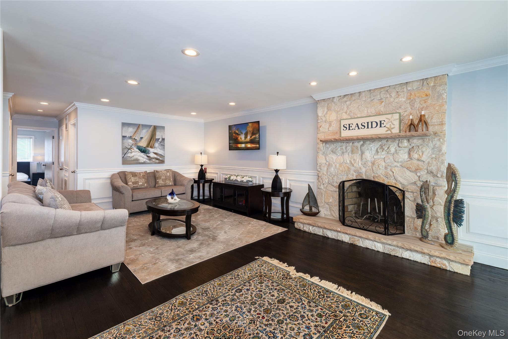 Single Family Riverside Drive  Nassau County, NY 11793, MLS-1022508-17