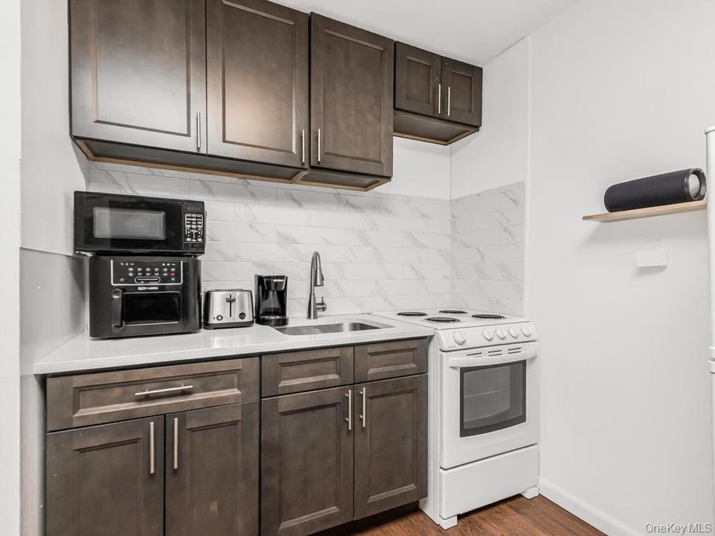 Single Family Balcom Avenue Bronx, NY 10465, MLS-1022585-3