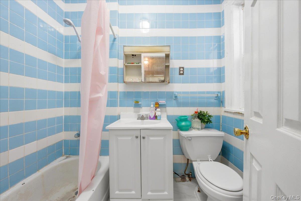 Single Family Bronxwood Avenue Bronx, NY 10469, MLS-1022819-13