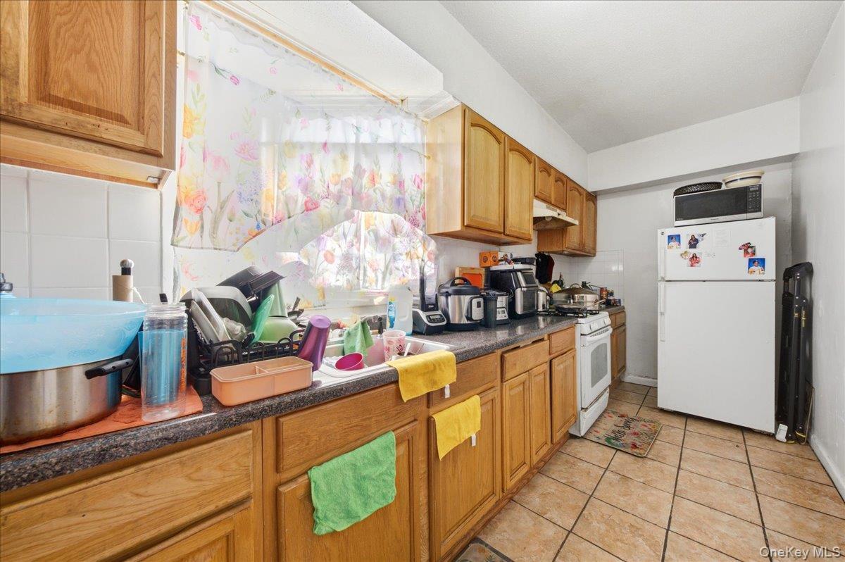 Single Family Bronxwood Avenue Bronx, NY 10469, MLS-1022819-15