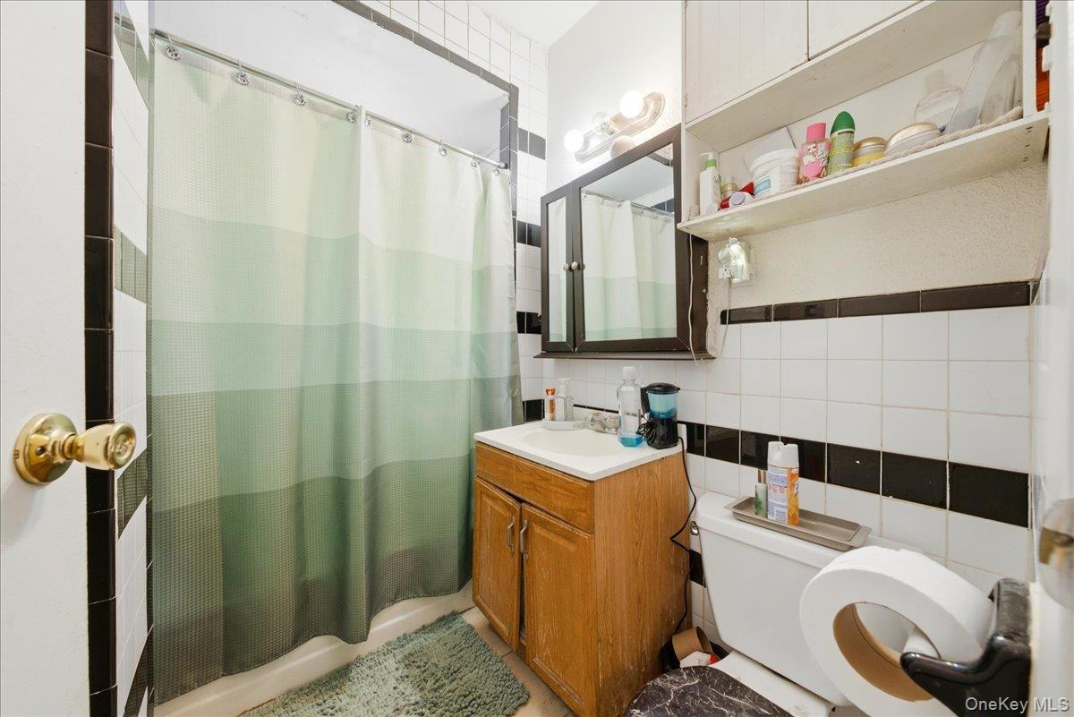 Single Family Bronxwood Avenue Bronx, NY 10469, MLS-1022819-16