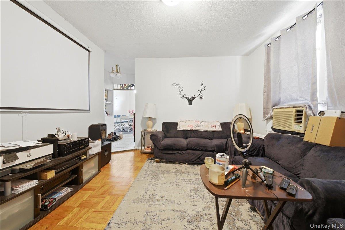 Single Family Bronxwood Avenue Bronx, NY 10469, MLS-1022819-17