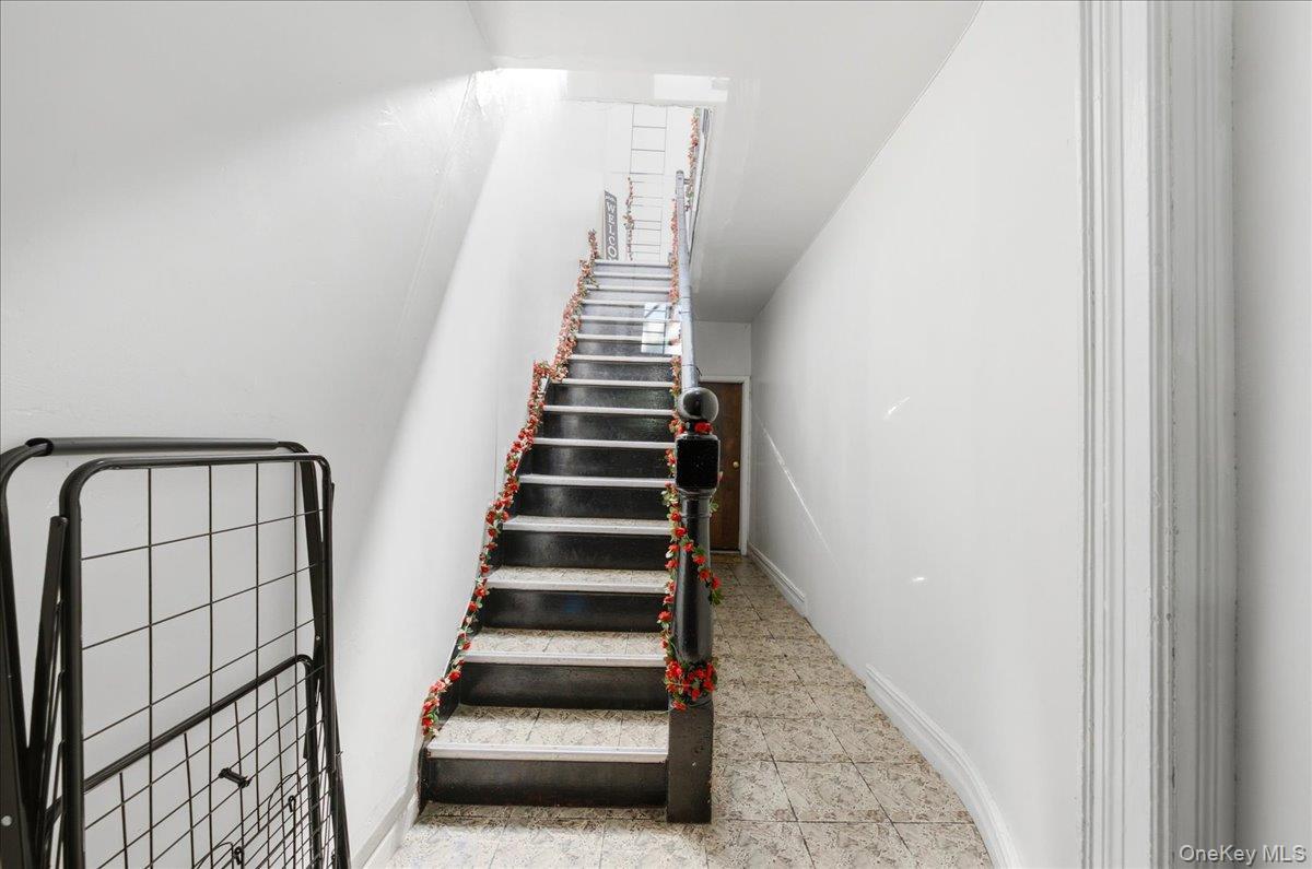 Single Family Bronxwood Avenue Bronx, NY 10469, MLS-1022819-4