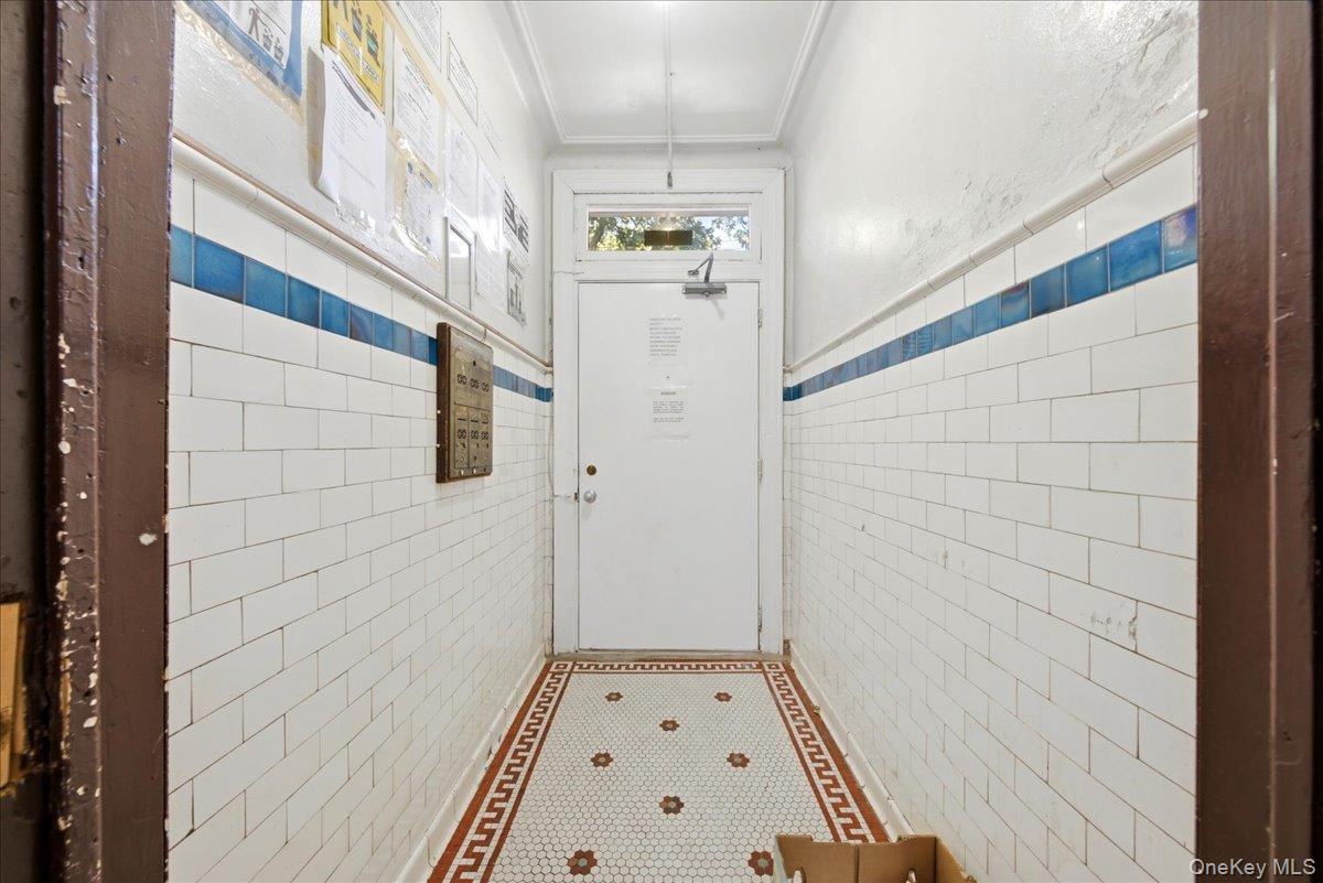 Single Family Bronxwood Avenue Bronx, NY 10469, MLS-1022819-5