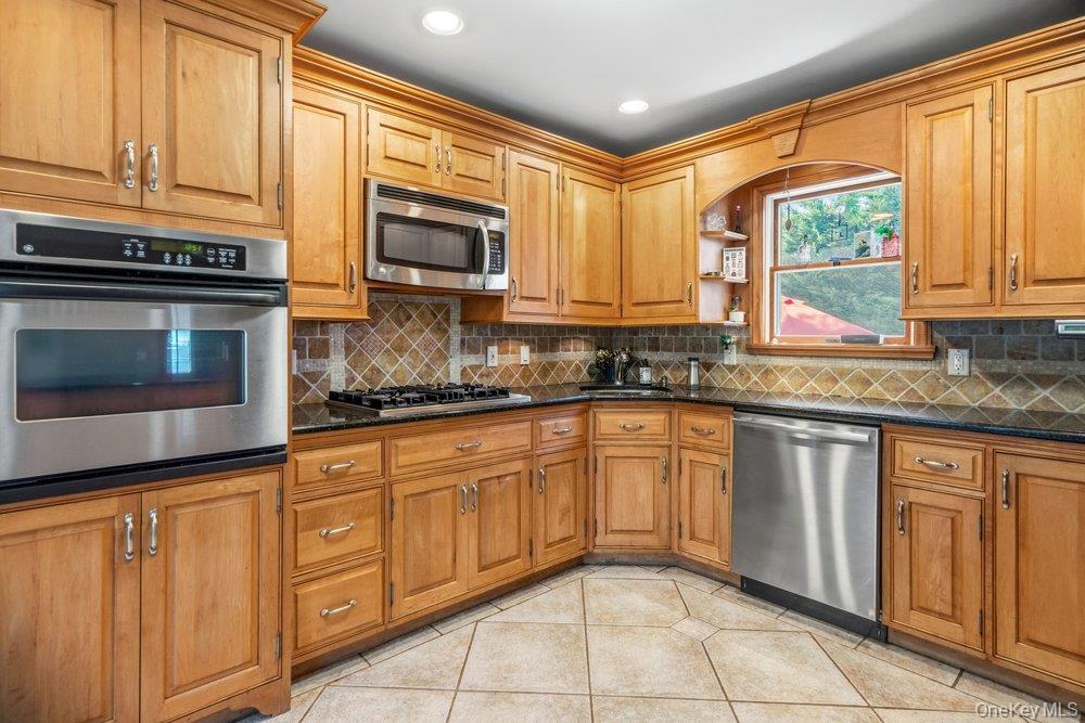 Single Family Alton Road Suffolk County, NY 11702, MLS-1022875-10
