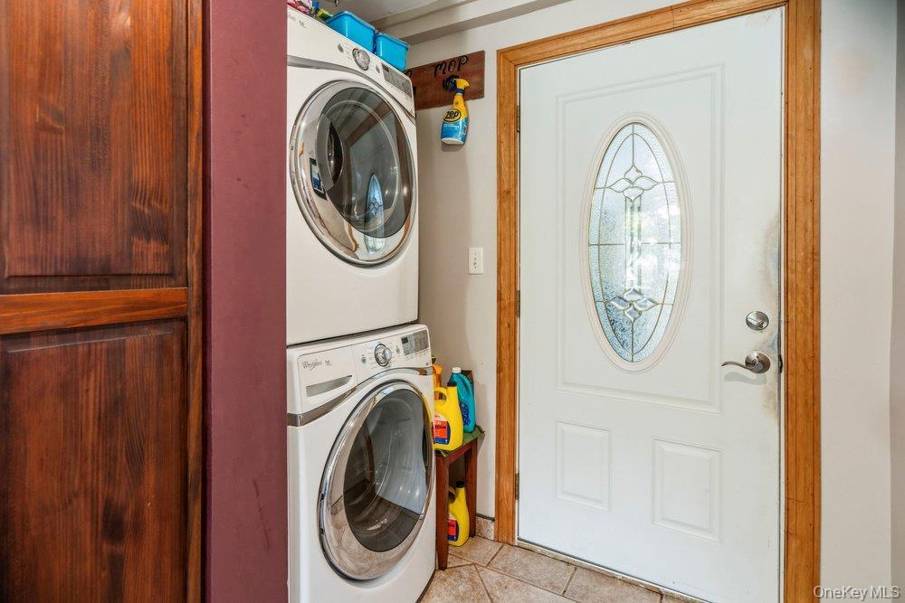 Single Family Alton Road Suffolk County, NY 11702, MLS-1022875-15