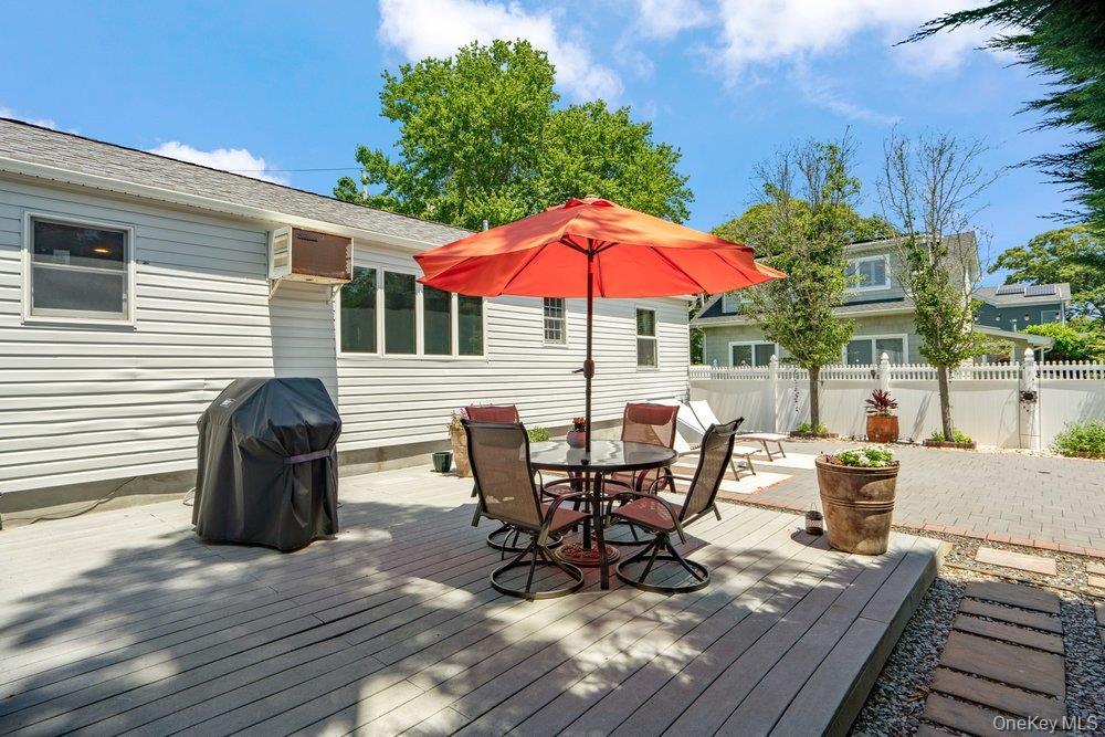 Single Family Alton Road Suffolk County, NY 11702, MLS-1022875-28