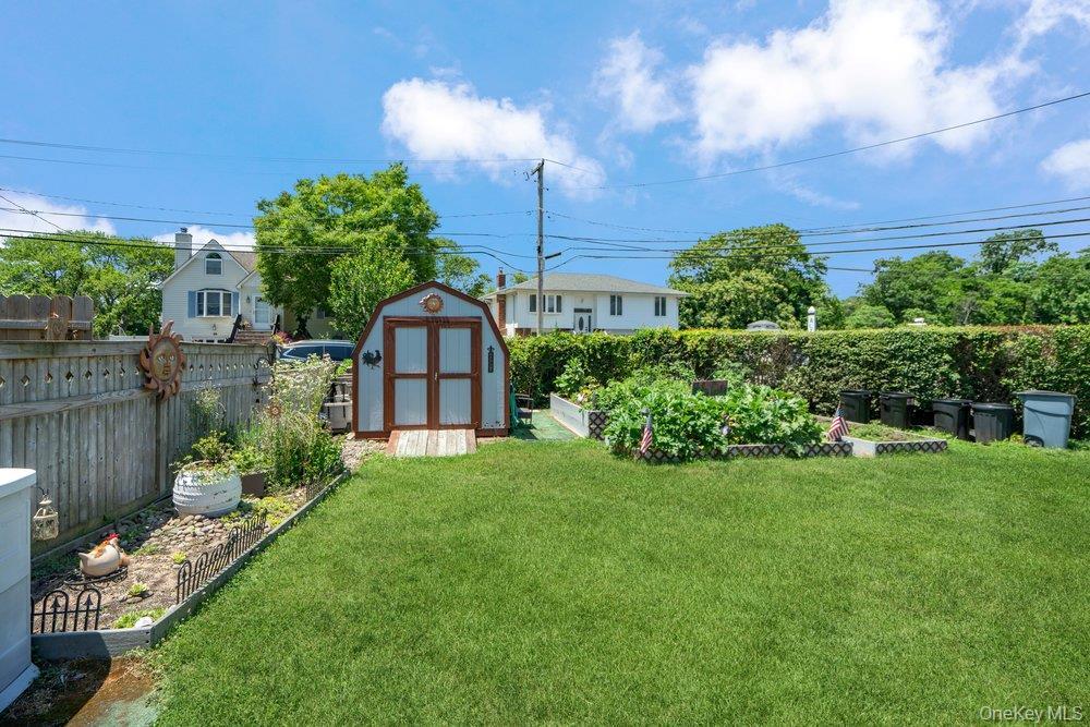 Single Family Alton Road Suffolk County, NY 11702, MLS-1022875-29