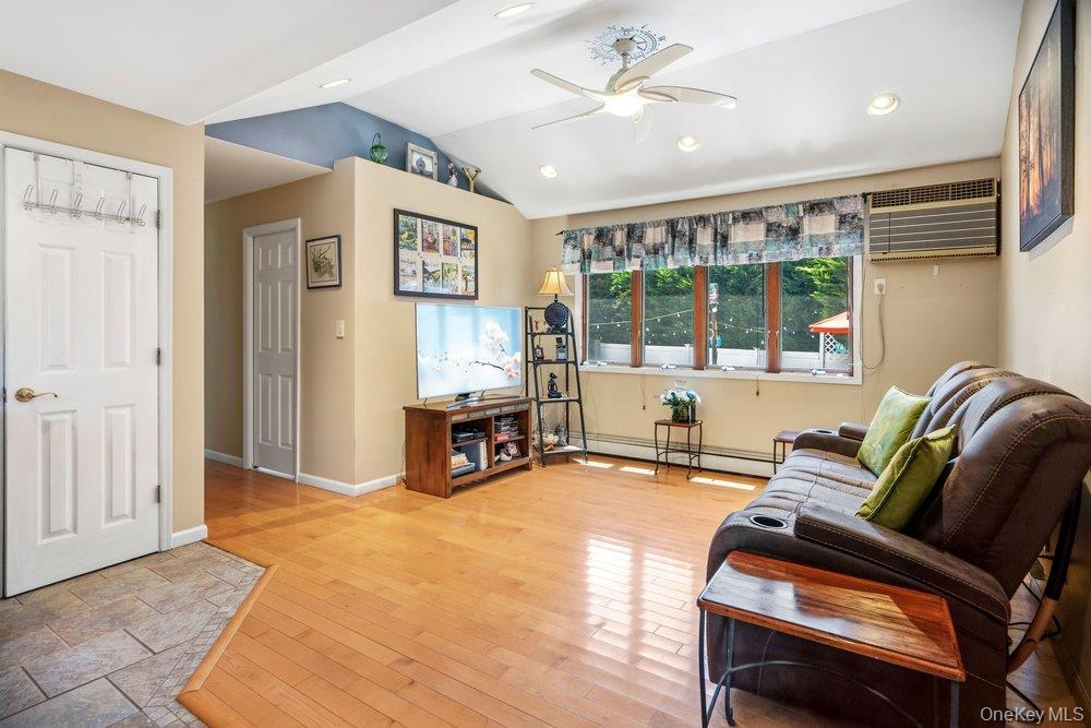 Single Family Alton Road Suffolk County, NY 11702, MLS-1022875-8