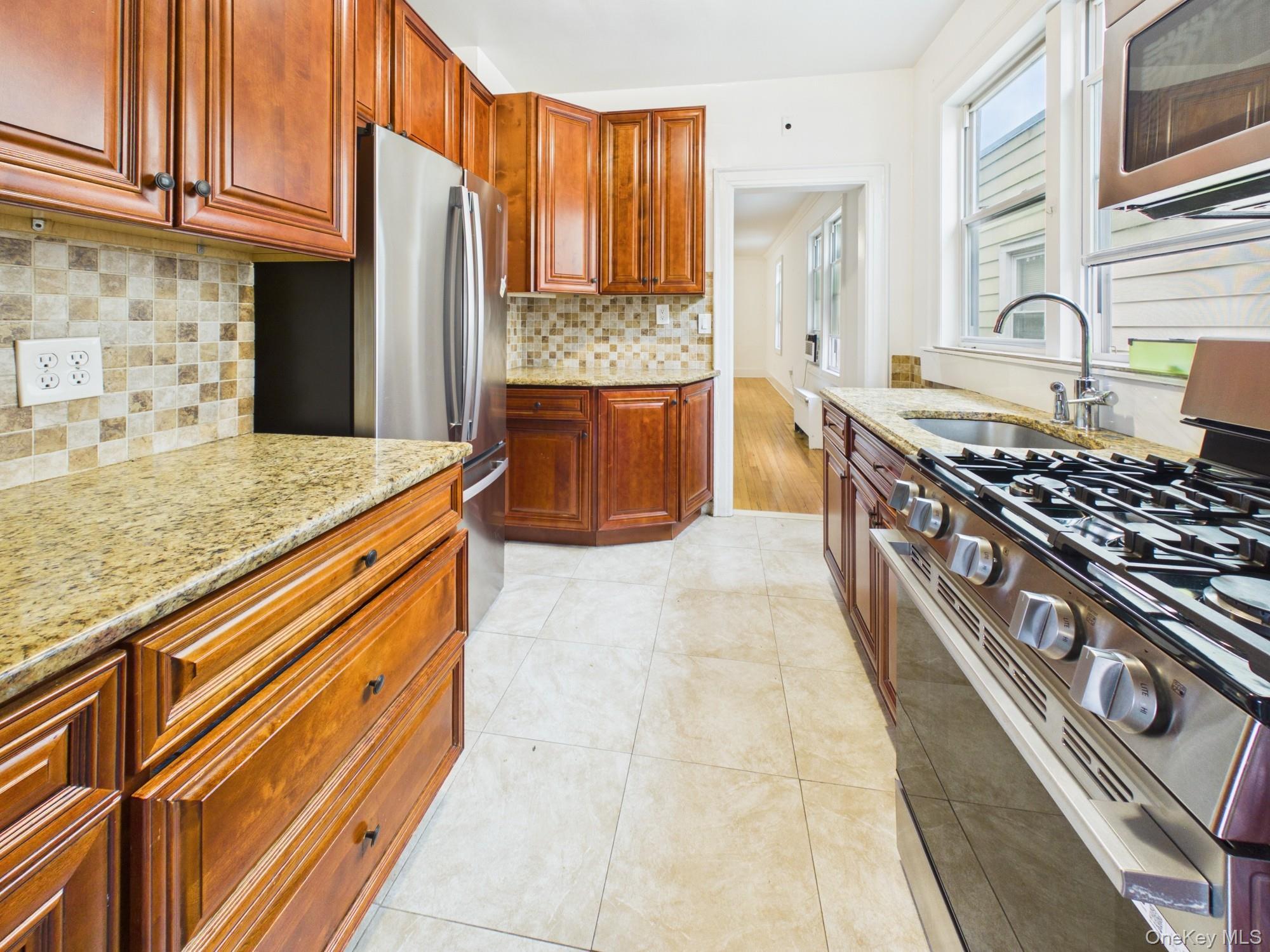 Single Family E 197th Street Bronx, NY 10461, MLS-1023311-9