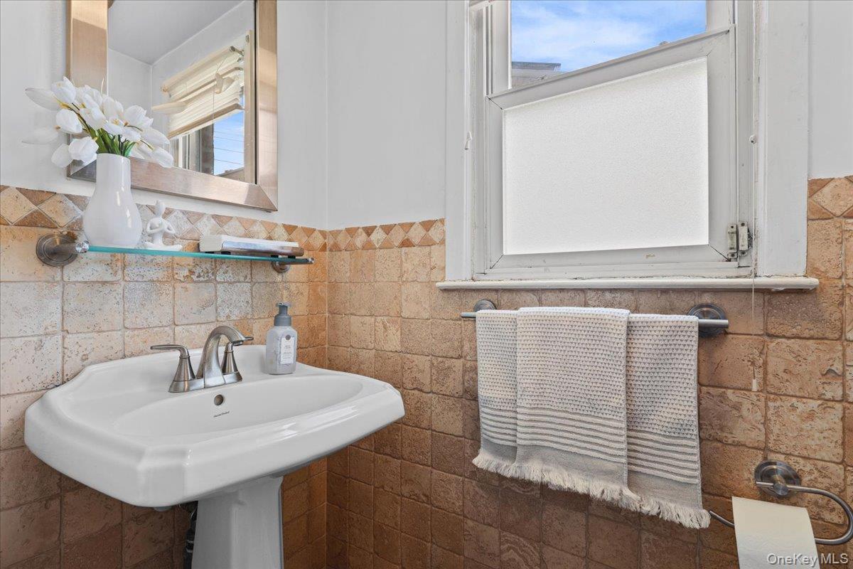 Single Family Ampere Avenue  Bronx, NY 10465, MLS-1023372-8