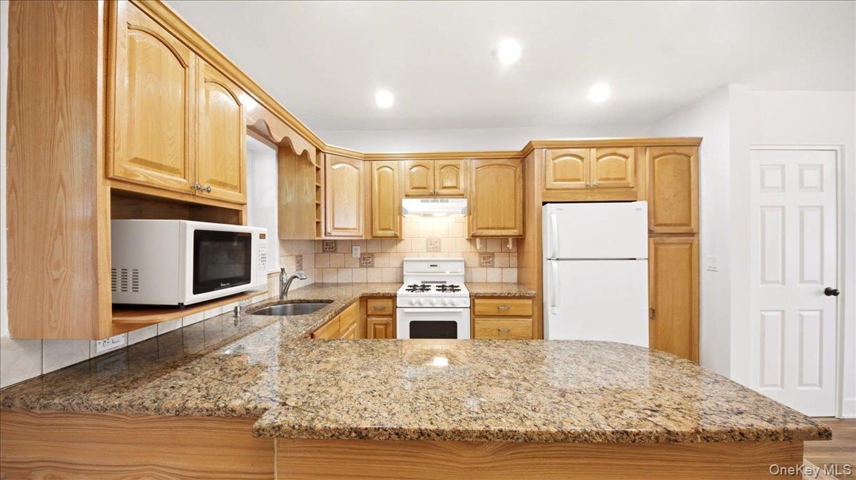 Single Family Gunther Avenue Bronx, NY 10469, MLS-1023633-4