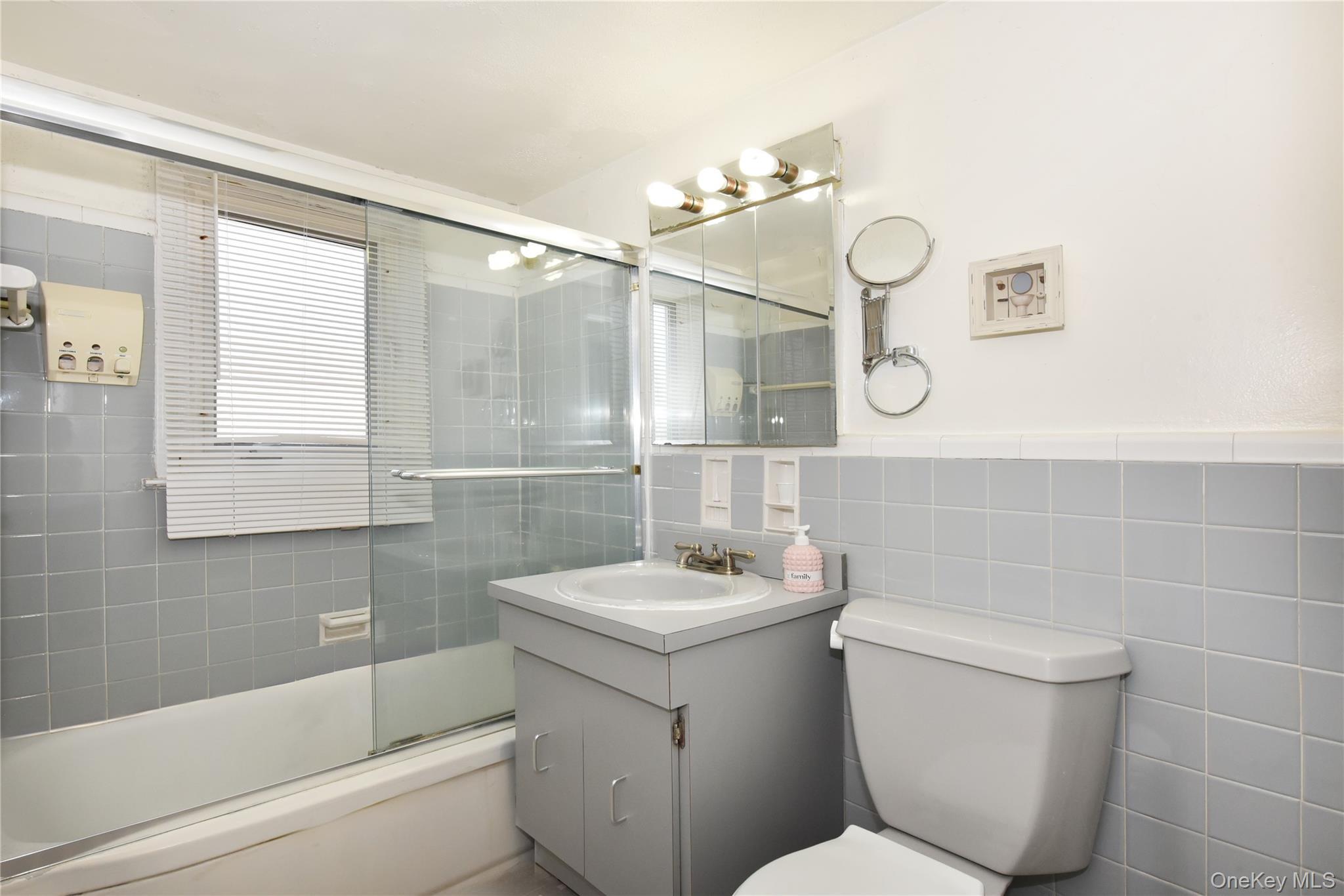 Single Family 69th Avenue Queens, NY 11365, MLS-1023644-25