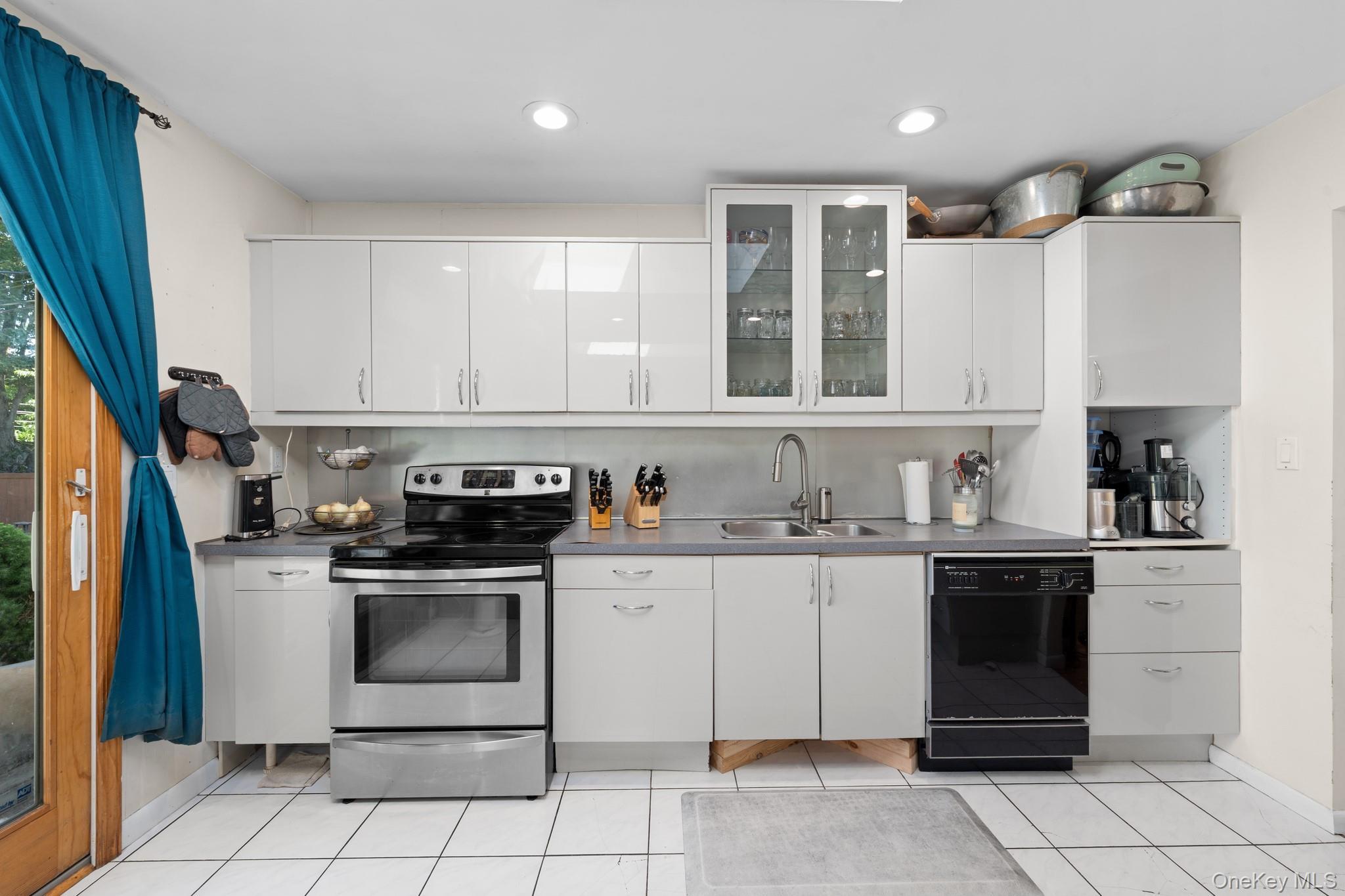 Single Family Tinton Place Suffolk County, NY 11731, MLS-1024025-16